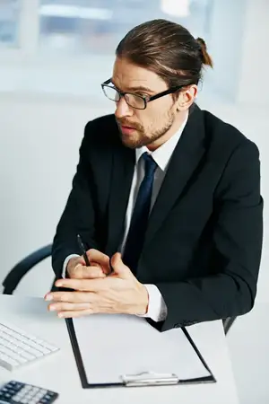 Мужчина-менеджер, официальное лицо, работает за компьютером