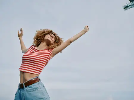 Залитая солнцем сцена на открытом воздухе передает живое настроение и ощущение движения, демонстрируя моду, уверенность и оптимизм, подходящие для образа жизни, путешествий, хорошего самочувствия и…