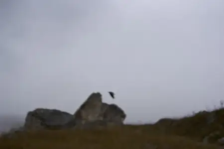 Осенний пейзаж с высокими камнями в вечернюю погоду, путешествие на свежем воздухе