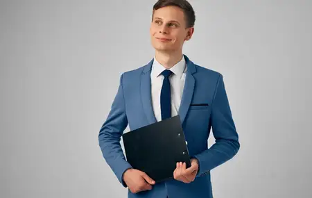Мужчина в костюме с документами, официальный профессиональный менеджер