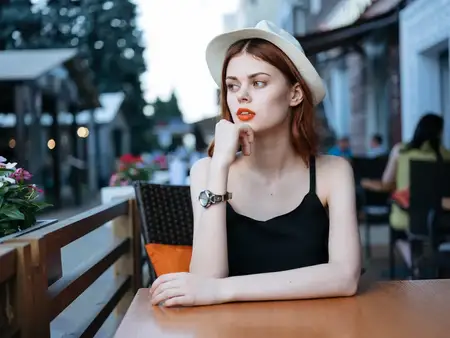 Красивая женщина в уличном кафе, модель, ресторан, эмоции, шляпа, платье