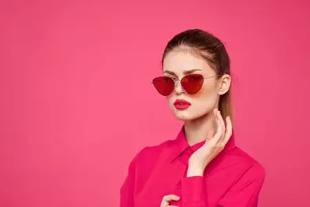 Женщина в розовой рубашке и коричневых очках, кадрированный вид, мода, модель, эмоции, жестикуляция руками, портрет