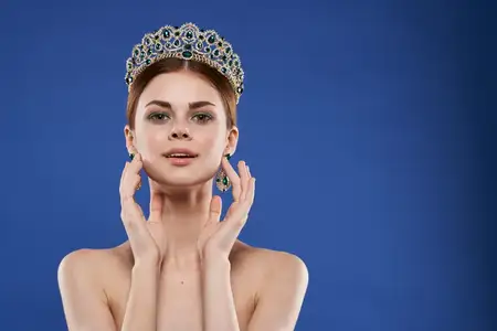 Принцесса, роскошь, обнаженные плечи, косметика, веселье и мода на изолированном фоне