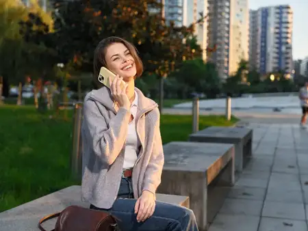 Группа коллег и прохожих общается на открытом воздухе в современной городской среде, обмениваясь идеями и улыбками, что передает дух сотрудничества, открытости и динамичного, доступного…