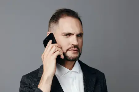 Этот деловой портрет подчеркивает такие эмоции, как решимость и концентрация, с чистой композицией и нейтральными тонами, которые акцентируют лидерство, четкое общение и спокойное, но уверенное…