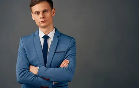 Деловой мужчина в костюме, официальная коммуникация, финансовая профессиональная сфера