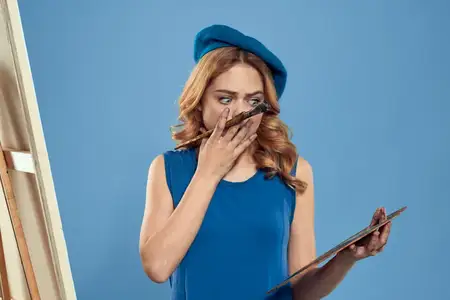 Женщина-художница в синем берете