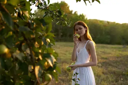 Спелые яблоки на дереве и счастливая женщина, природа, свежий воздух, деревья, лето