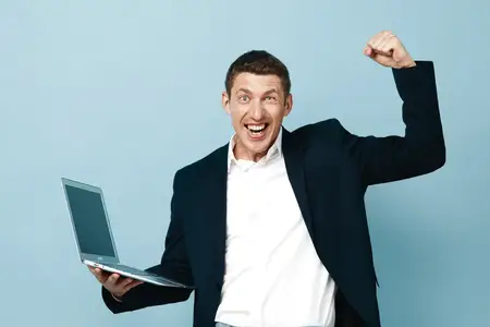 Мужчина-бизнесмен, работающий за ноутбуком в современном офисе