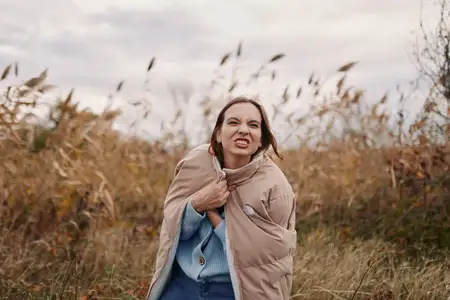 Сцена отличается естественным светом, землистыми тонами и расслабленным настроением, которое подчёркивает достоверность и реализм, приглашая зрителей соединиться с искренним, повседневным моментом