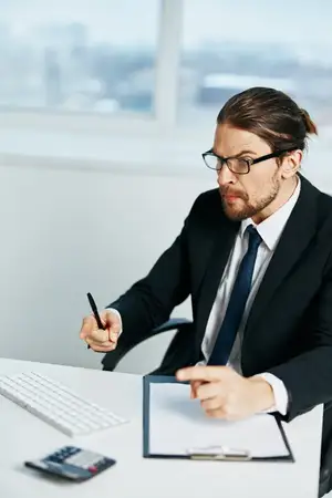 Офисный работник в костюме занимается офисной работой с использованием телефона и технологий