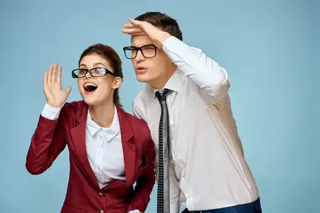 Мужчина и женщина, коллеги по работе, офисные менеджеры, работающие в команде