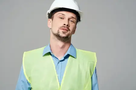Мужчина в белой каске на изолированном фоне