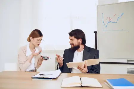 Мужчина и женщина сидят за столом, офисная работа, технологии, общение