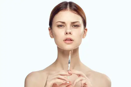 Женщина держит в руках инъекцию ботокса, обнаженные плечи, здоровье, удаление морщин