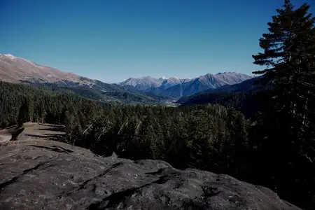 Панорама горного лесного ландшафта на фоне голубого неба
