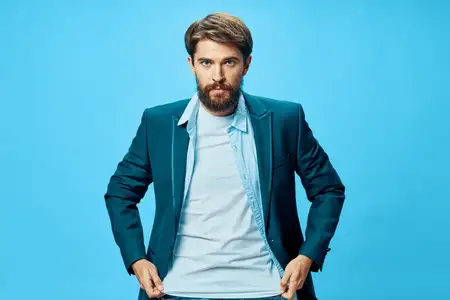 Бородатый мужчина в пиджаке, менеджер в офисе, официальный финансовый стиль, элегантный образ