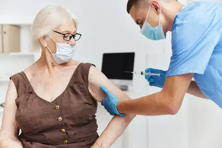 Пациент и врач: безопасность иммунизации в медицинских масках