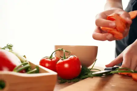 Нарезка овощей на кухне — ингредиенты для приготовления пищи, богатые витаминами