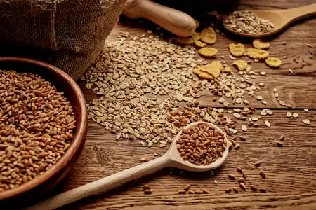 Деревянные предметы кухонной утвари, еда, мюсли из натуральных ингредиентов