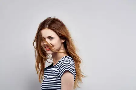 Красивая женщина с прической, радость, позирование, мода, привлекательный взгляд, светлый фон