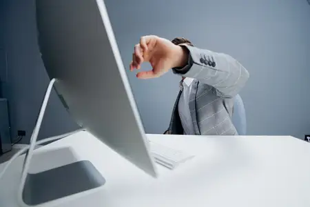 Бизнесмены с документами на столе, работа за компьютером, эмоции, технологии