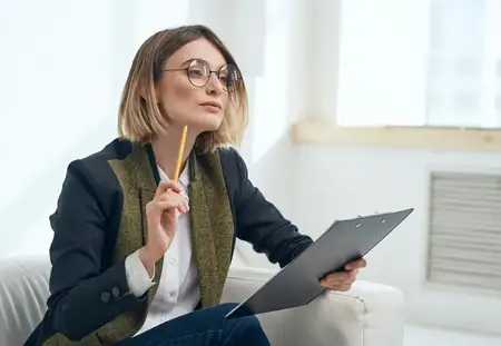 Женщина в очках с документами и резюме работает в офисе
