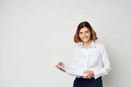 Женщина в очках, офисный менеджер, работа с документами
