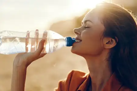 Женщина пьет воду