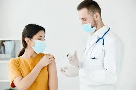 Врач и пациент: вакцинация, защитные перчатки, лаборатория, инъекция, стетоскоп