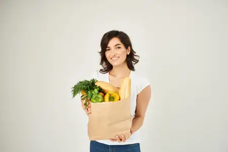 Женщина с пакетом продуктов, здоровая еда, супермаркет, светлый фон
