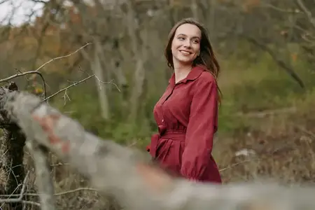 Эта сцена передает достоверность и спокойствие, подчеркивая искренние эмоции в тихом осеннем пейзаже, где тепло встречается с простотой и нежным настроением
