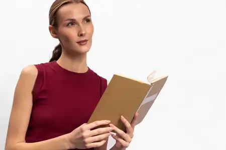 Женщина в красном свитере держит открытую книгу, задумчиво глядя