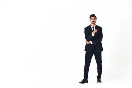Мужчина в деловом костюме улыбается, обнажая зубы, и идёт с открытым ртом, выражая радость и удивление