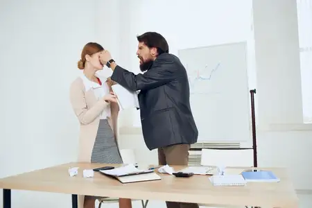 Коллеги по работе сталкиваются с проблемами домогательств и конфликтами в офисе