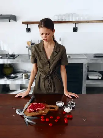 Портрет грустной уставшей женщины с больной головой на кухне