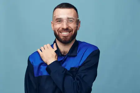 Счастливая улыбка на молодом лице