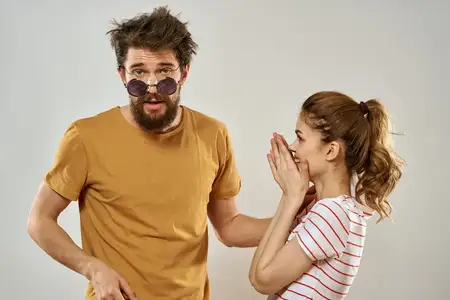 Мужчина в солнцезащитных очках рядом с женщиной в полосатой футболке, эмоции, общение, мода, студия, веселье