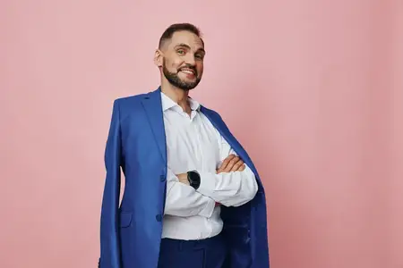 Этот изолированный цветной фон подчеркивает сосредоточенную атмосферу руководителя со спокойной улыбкой и открытой позой, акцентируя современное, корпоративное настроение и профессиональное…