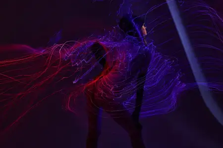 Портрет очаровательной дамы на цветном фоне, освещённой неоновыми линиями