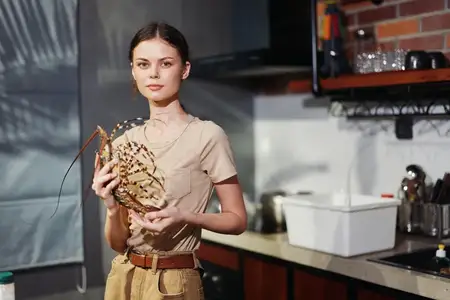 Женщина держит кусок дерева перед кухней
