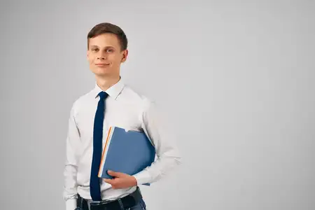 Менеджер в рубашке с галстуком и документами в профессиональном офисном интерьере