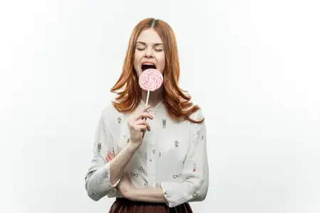 Весёлая симпатичная женщина с круглым лицом, эмоции, открытый рот, студийная съёмка