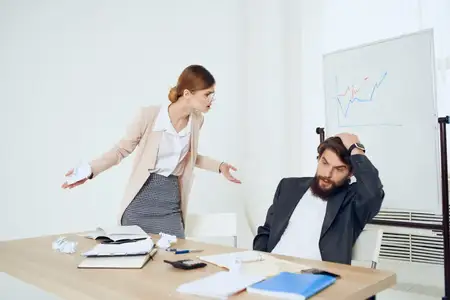 Деловой мужчина и женщина, коллеги по работе, сталкиваются с проблемой домогательств