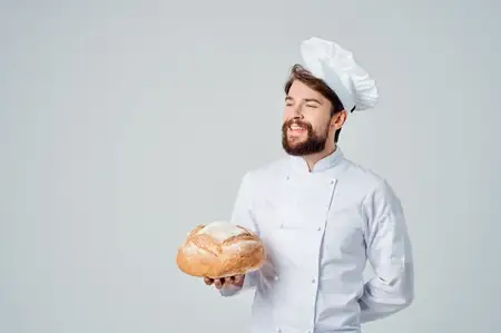Мужчина-повар на кухне, работа в пекарне, продукция кулинарной индустрии