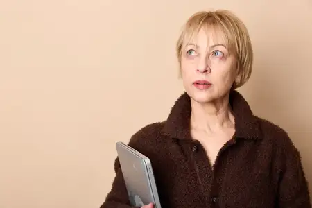 Женщина старшего возраста, светловолосая