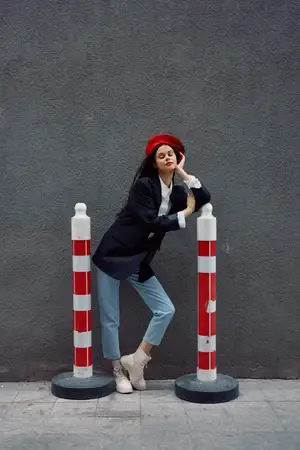 Модная женщина стоит на улице на фоне города и дорожных работ