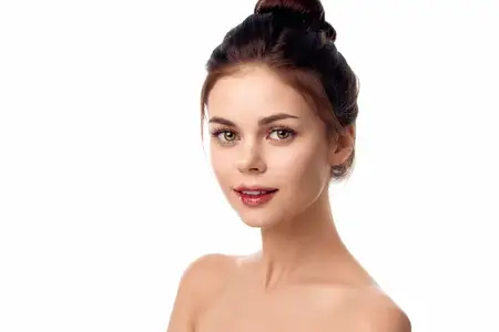 Красивая молодая женщина с чистой кожей изолирована на белом фоне
