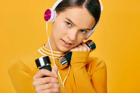 Спортивная спортсменка выполняет упражнения с отягощением в наушниках, с интенсивной концентрацией, на ярком фоне, в атмосфере тренажерного зала, вдохновляя любителей фитнеса и искателей активных…