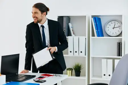 Мужчина в костюме держит телефон, офисный руководитель